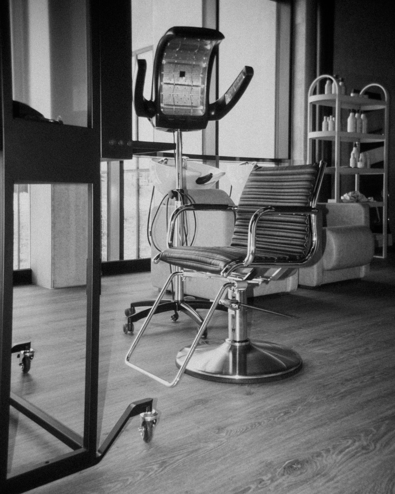 Fiore - Black hairdresser's chair - Chrome plate base